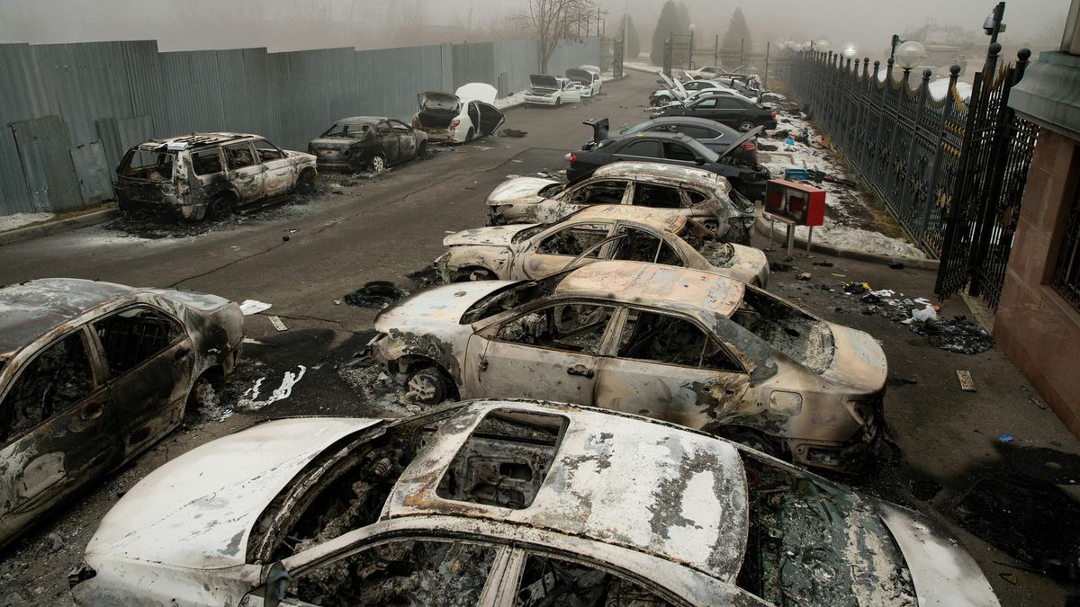 Fotky z Almaty: Ohořelá auta, vyrabované obchody, obrněnci v ulicích